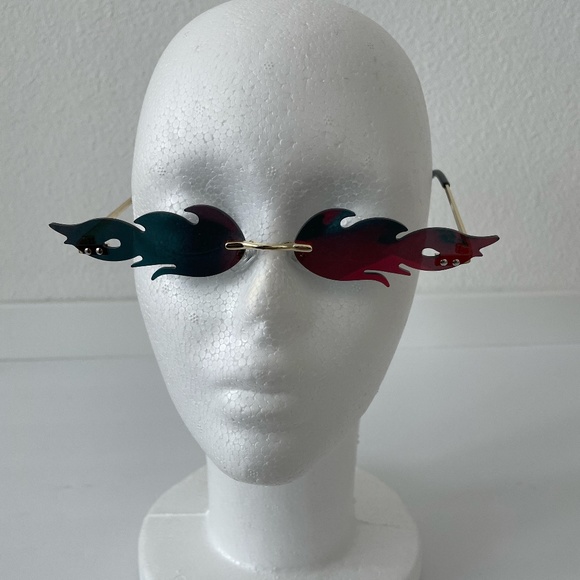 Accessories - flame glasses.